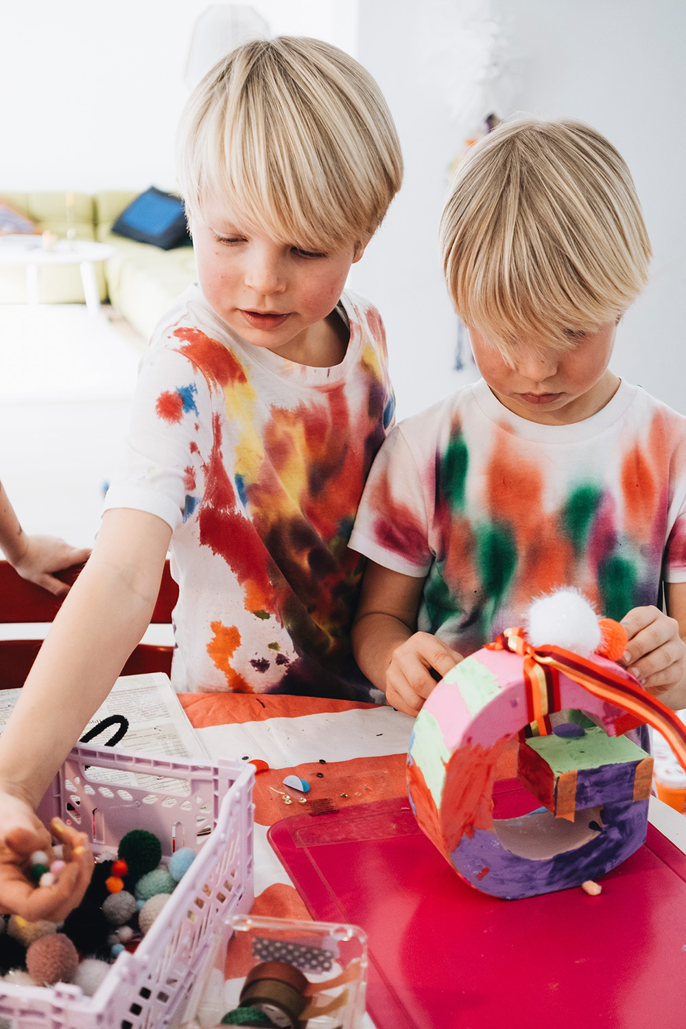 Lass uns Pappmaché-Buchstaben dekorieren fürs Kinderzimmer.