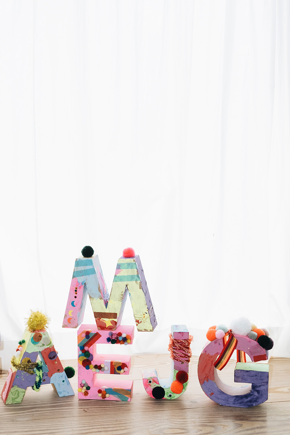 Lass uns Pappmaché-Buchstaben dekorieren fürs Kinderzimmer.