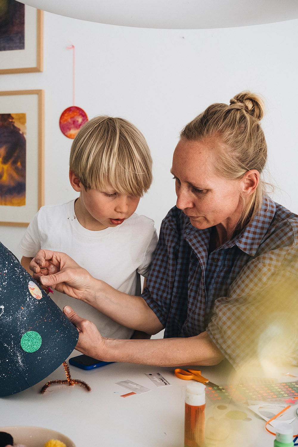 Lass uns eine Weltall-Schultüte zur Einschulung basteln.