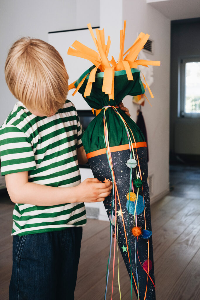 Lass uns eine Weltall-Schultüte zur Einschulung basteln.