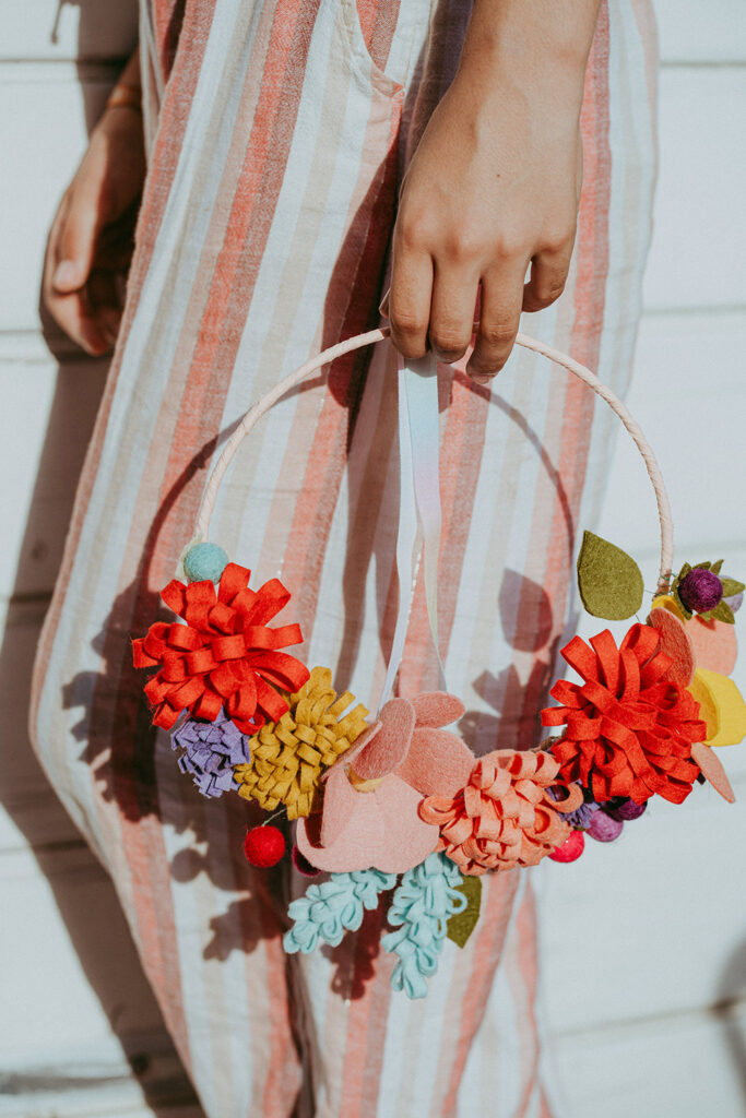 Lass uns einen Blumenkranz aus Filz basteln.