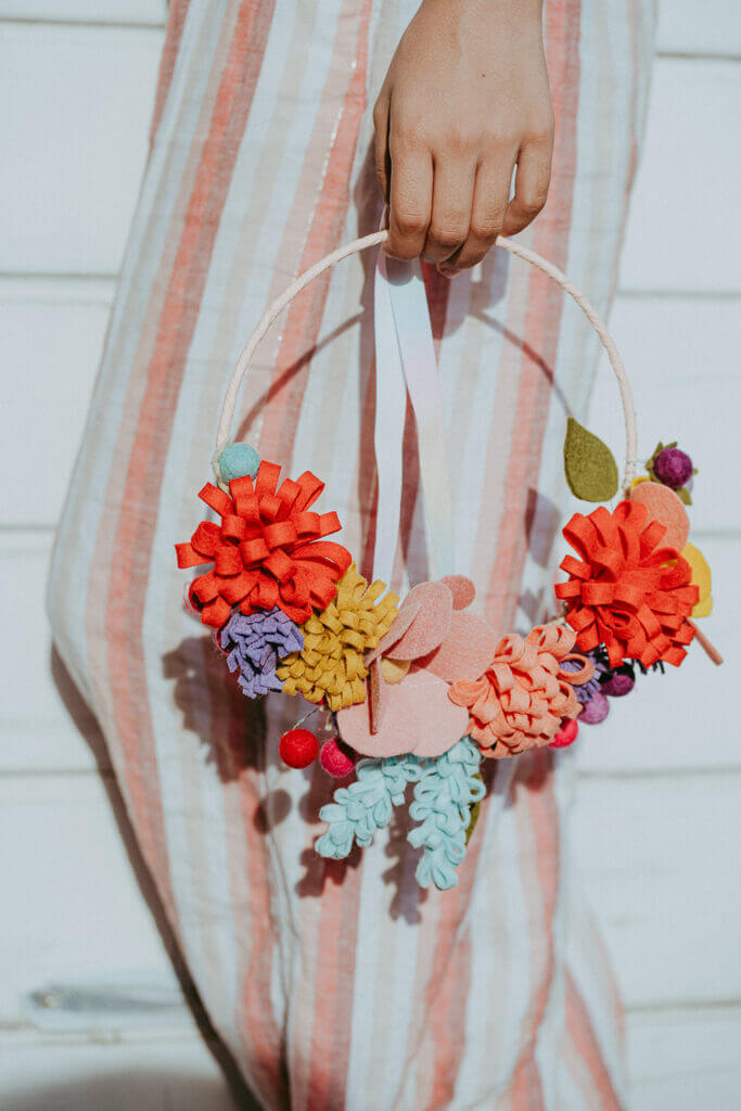 Lass uns einen Blumenkranz aus Filz basteln.
