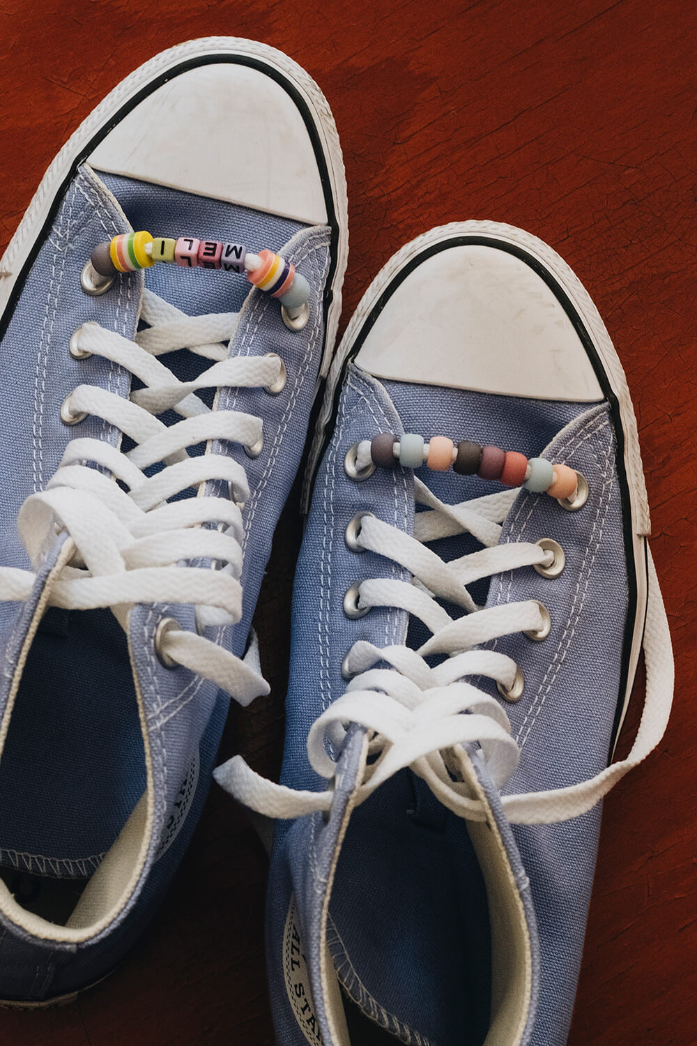 Lass uns Schuhe mit Perlen dekorieren.