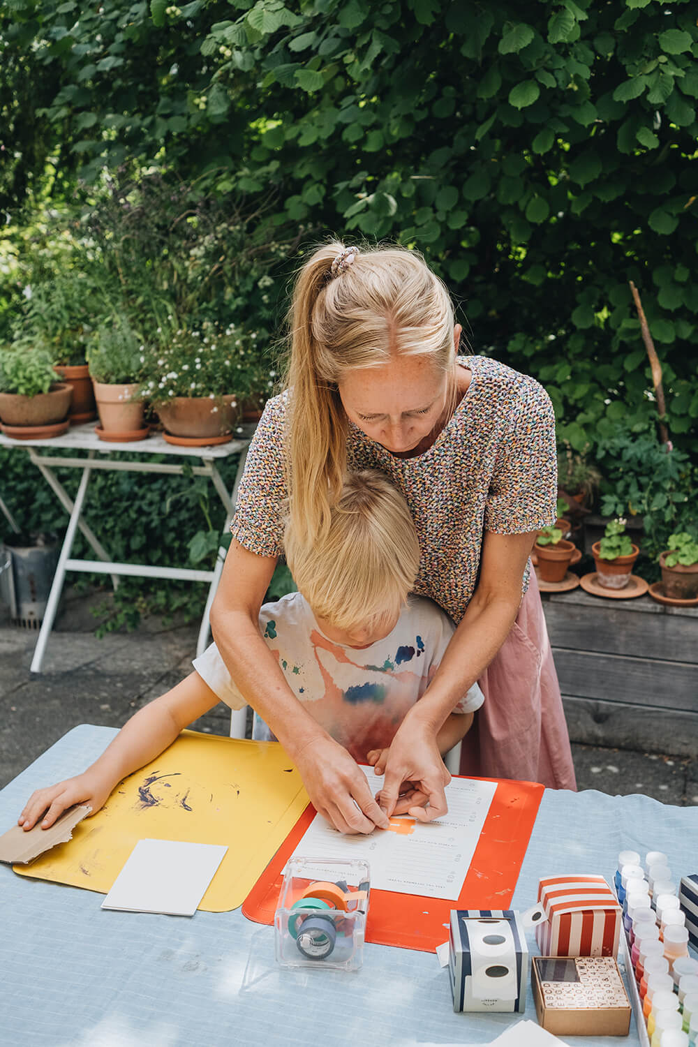 Lass uns ganz einfach Einladungskarten zum Kindergeburtstag basteln.