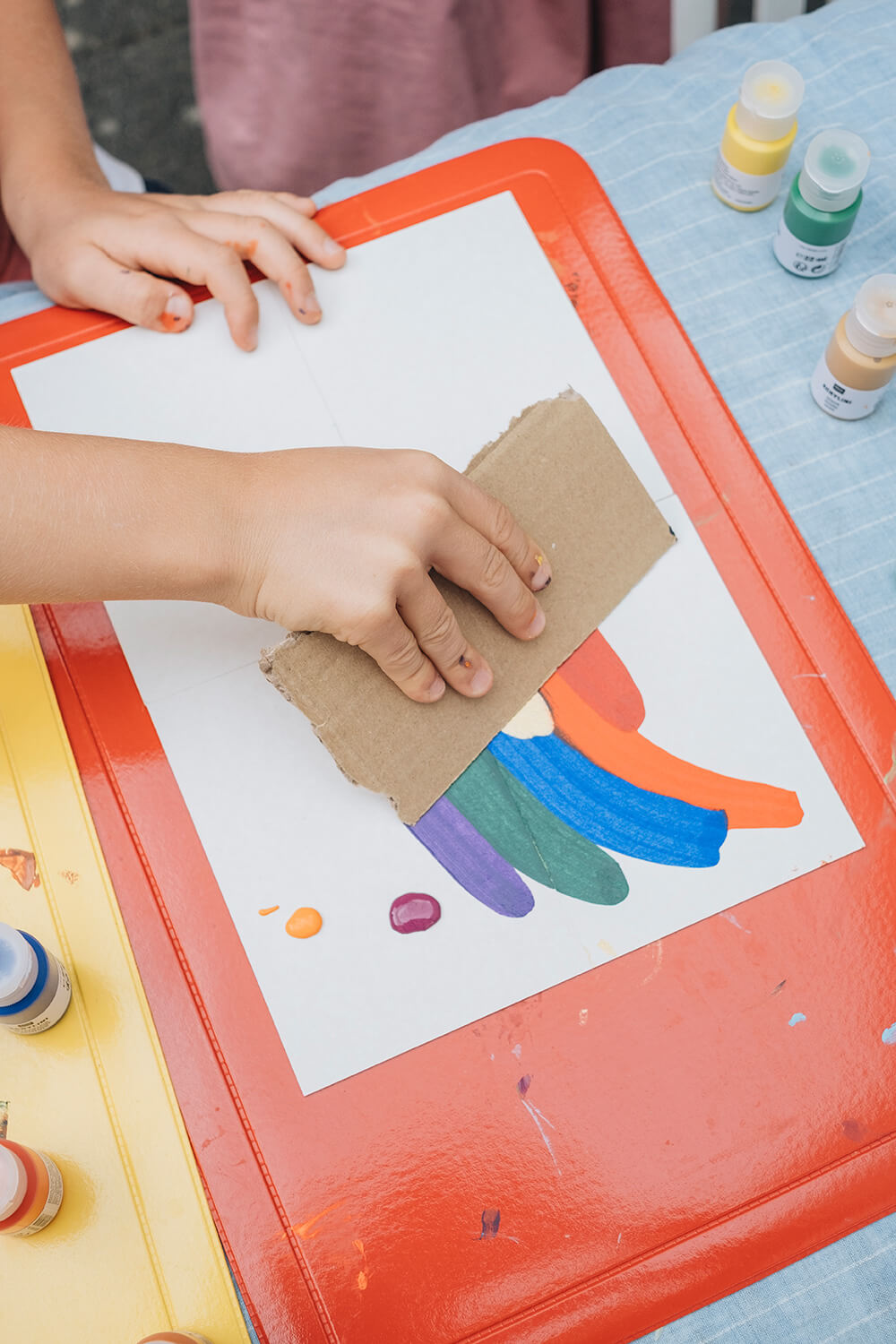 Lass uns ganz einfach Einladungskarten zum Kindergeburtstag basteln.