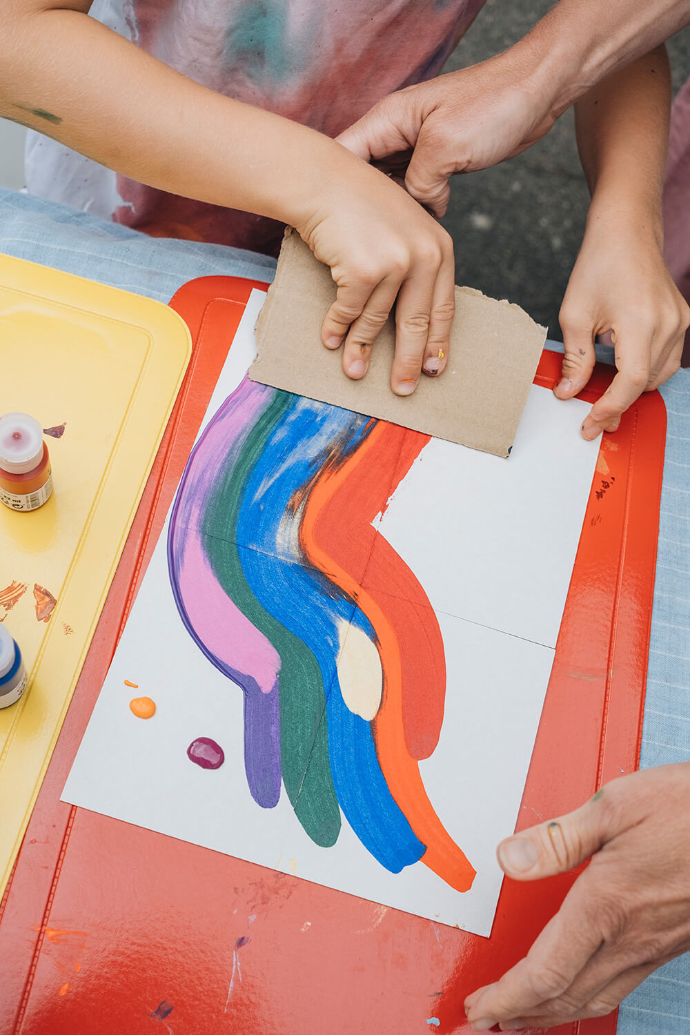 Lass uns ganz einfach Einladungskarten zum Kindergeburtstag basteln.