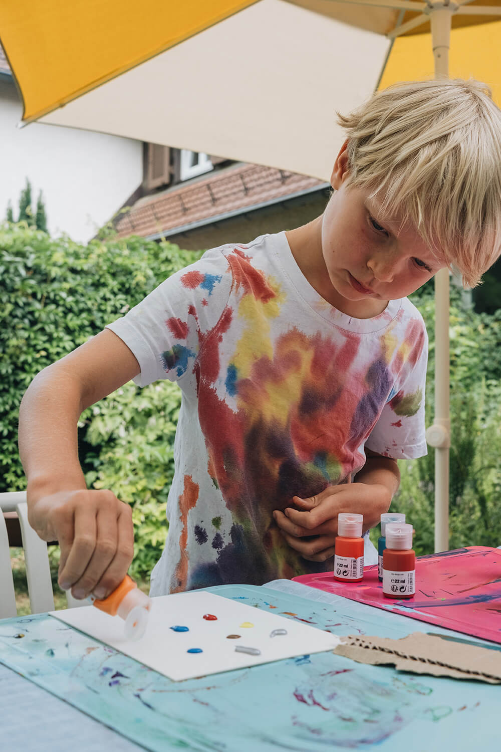 Lass uns ganz einfach Einladungskarten zum Kindergeburtstag basteln.