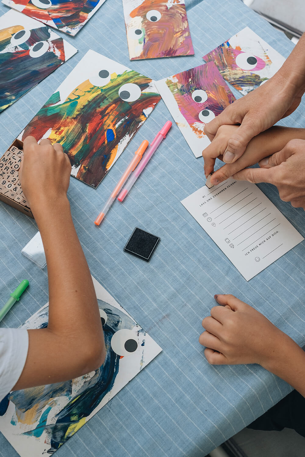 Lass uns ganz einfach Einladungskarten zum Kindergeburtstag basteln.