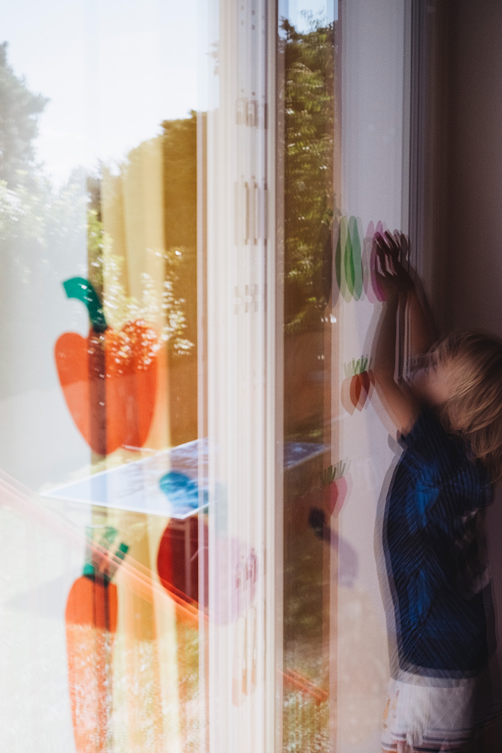 Bastelspaß mit Fensterfolie: Lass uns für Erntedank Gemüse als Fensterdeko basteln.