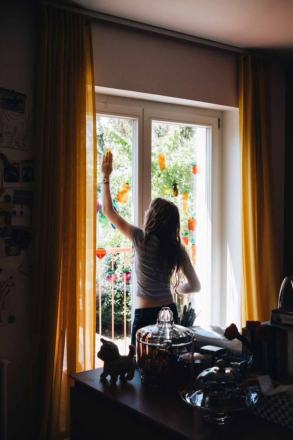 Bastelspaß mit Fensterfolie: Lass uns für Erntedank Gemüse als Fensterdeko basteln.