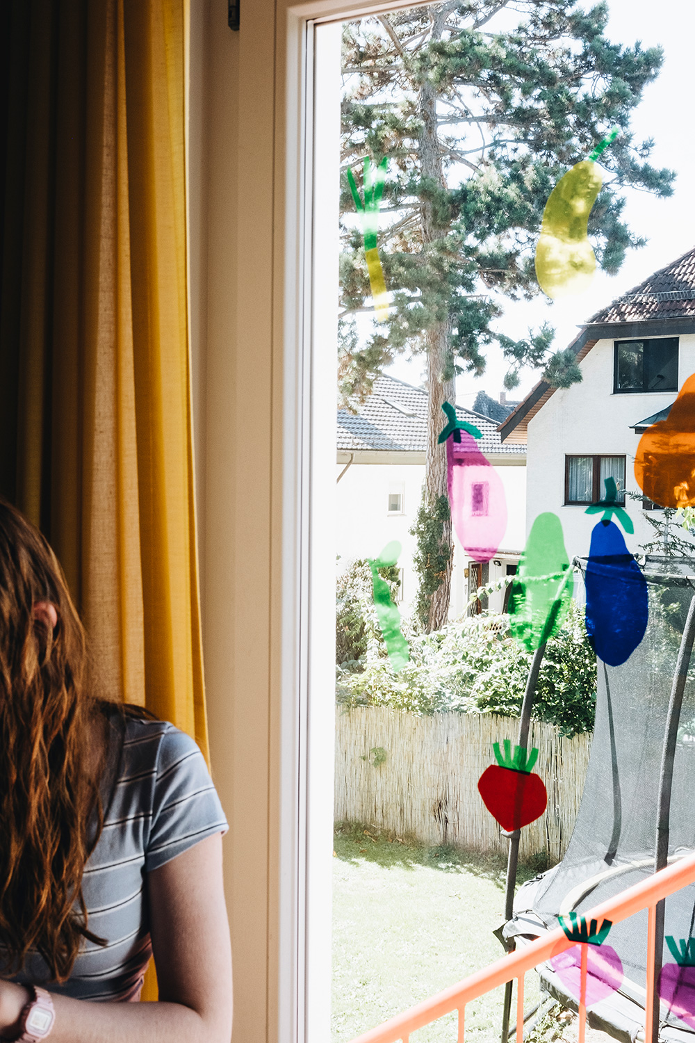 Bastelspaß mit Fensterfolie: Lass uns für Erntedank Gemüse als Fensterdeko basteln.