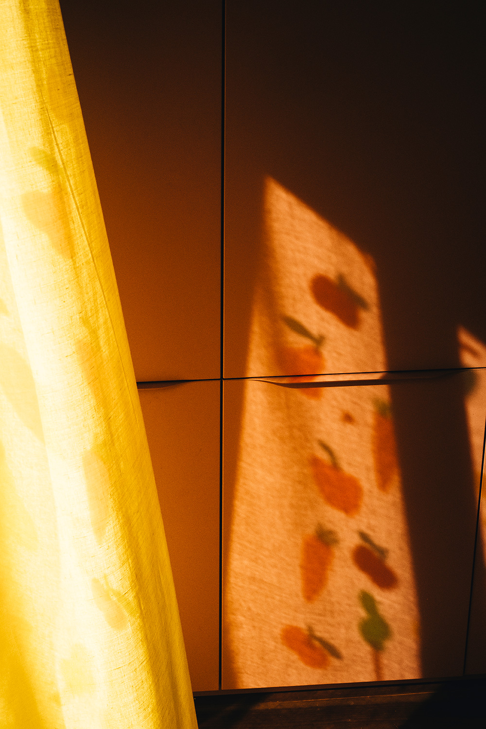 Bastelspaß mit Fensterfolie: Lass uns für Erntedank Gemüse als Fensterdeko basteln.
