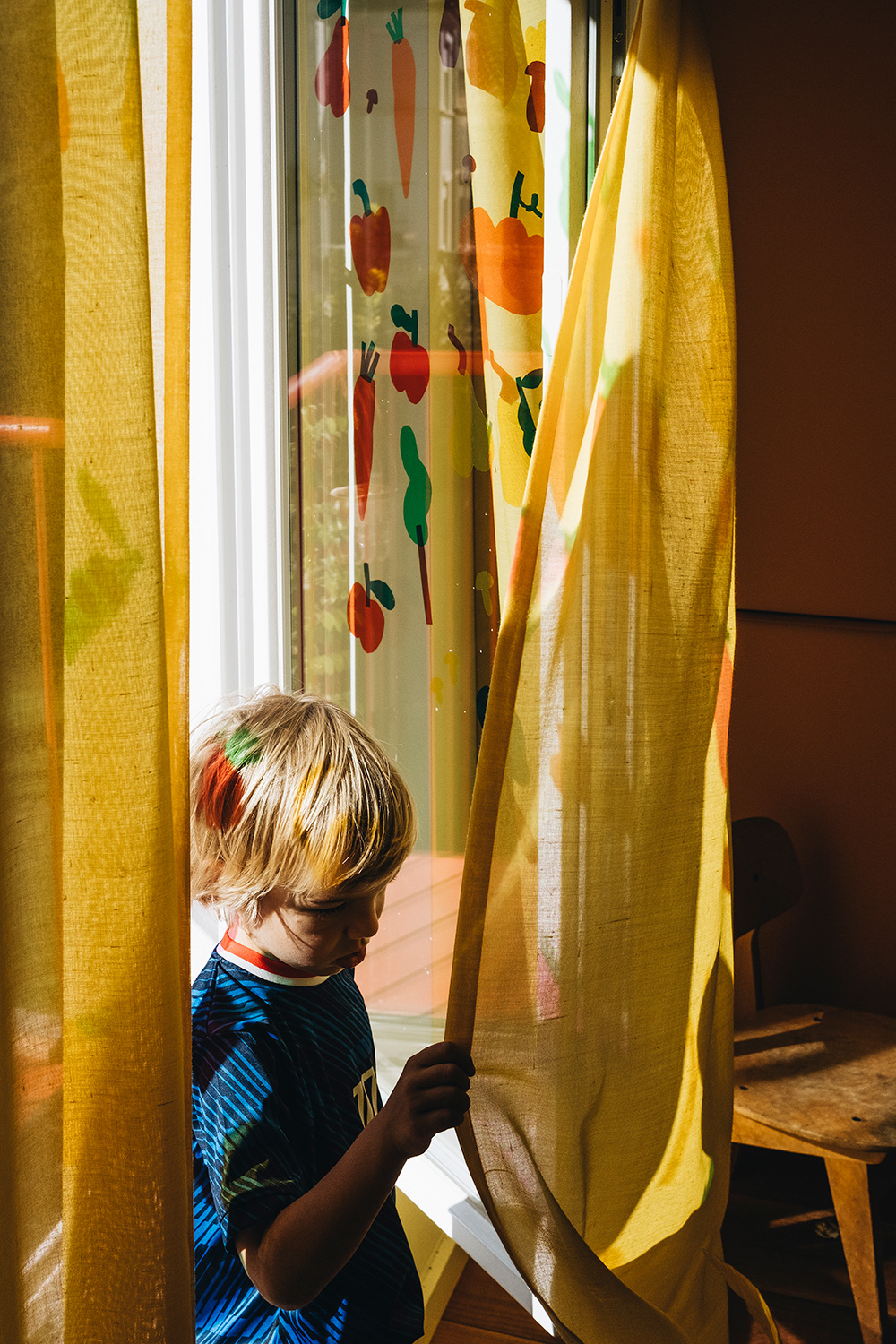 Bastelspaß mit Fensterfolie: Lass uns für Erntedank Gemüse als Fensterdeko basteln.