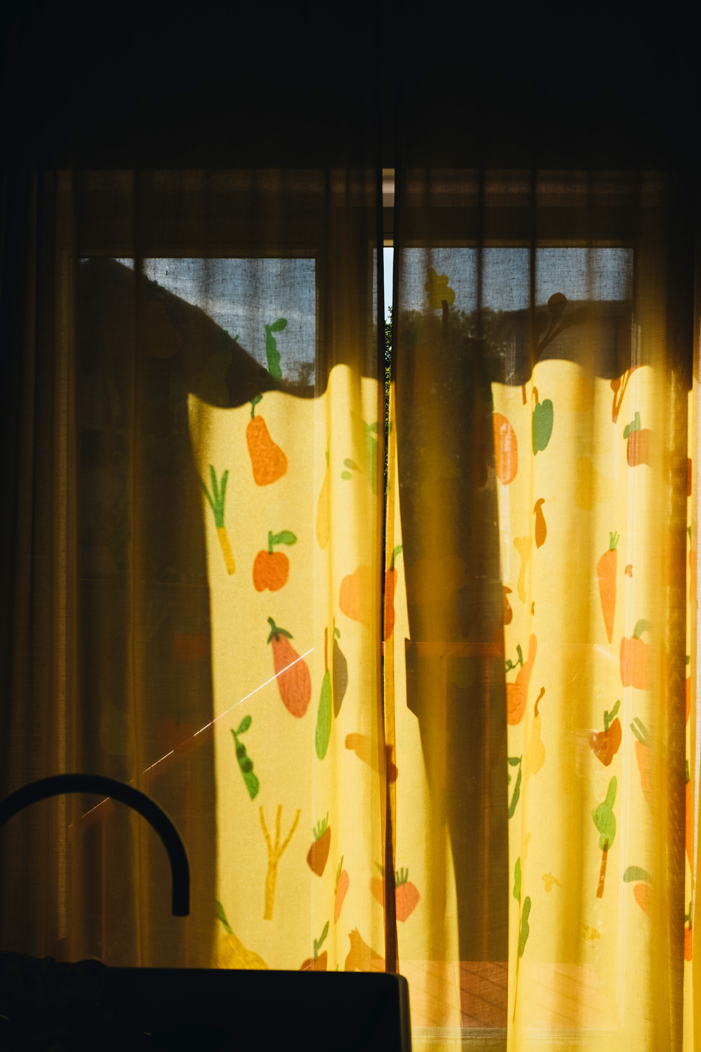 Bastelspaß mit Fensterfolie: Lass uns für Erntedank Gemüse als Fensterdeko basteln.