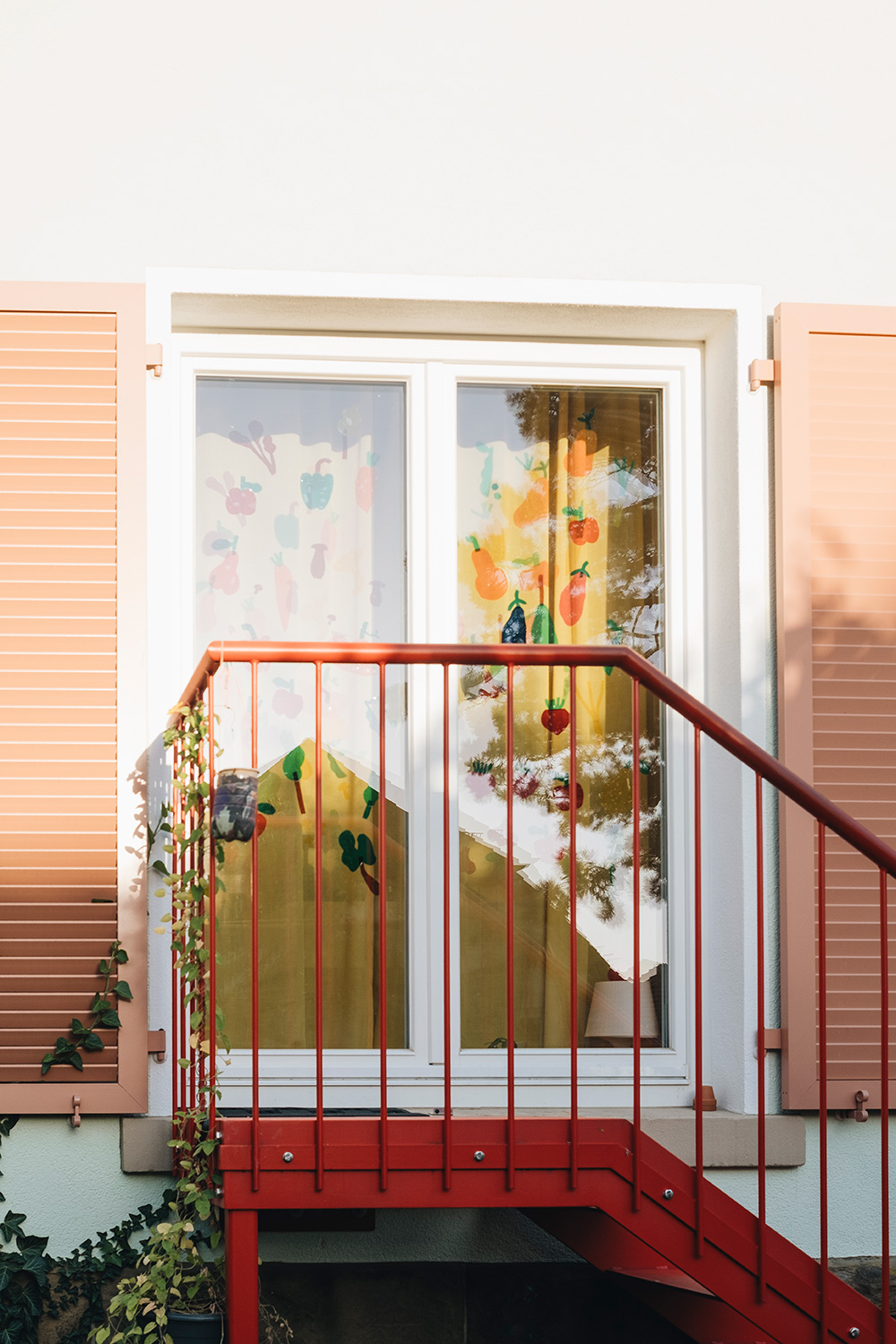 Bastelspaß mit Fensterfolie: Lass uns für Erntedank Gemüse als Fensterdeko basteln.