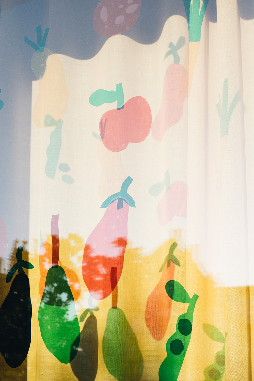 Bastelspaß mit Fensterfolie: Lass uns für Erntedank Gemüse als Fensterdeko basteln.