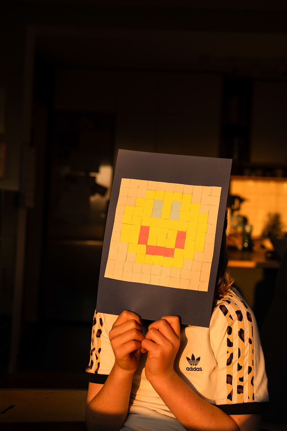 Wir kleben nach Zahlen und Symbolen und machen Pixel-Art.