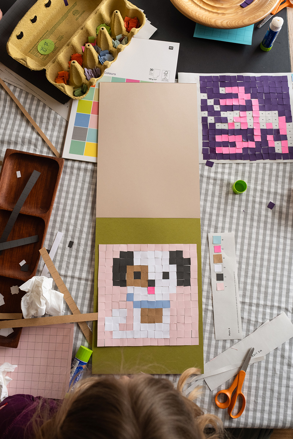 Wir kleben nach Zahlen und Symbolen und machen Pixel-Art.