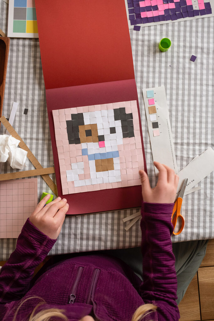 Wir kleben nach Zahlen und Symbolen und machen Pixel-Art.