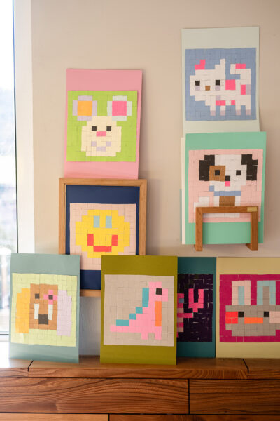 Wir kleben nach Zahlen und Symbolen und machen Pixel-Art.