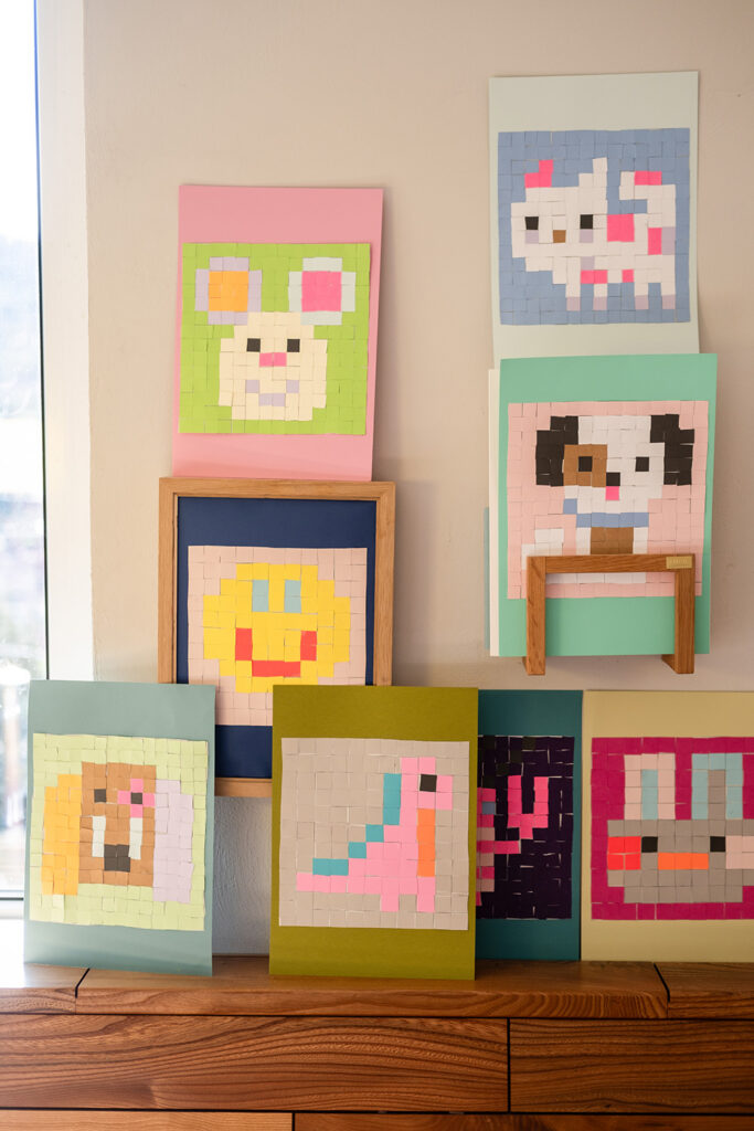 Wir kleben nach Zahlen und Symbolen und machen Pixel-Art.