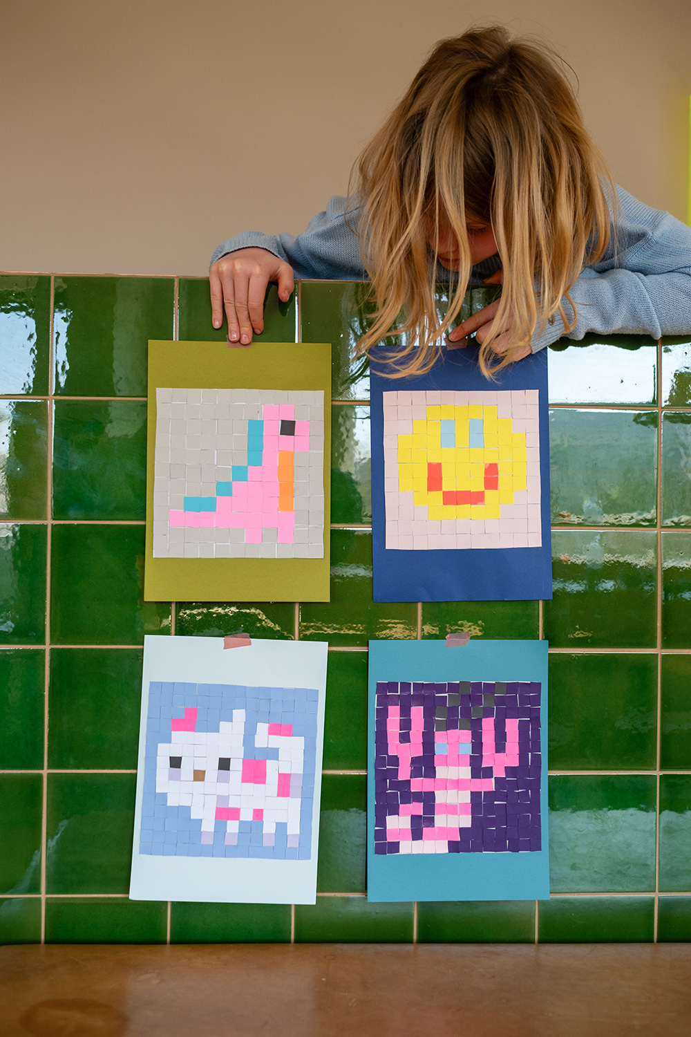 Wir kleben nach Zahlen und Symbolen und machen Pixel-Art.