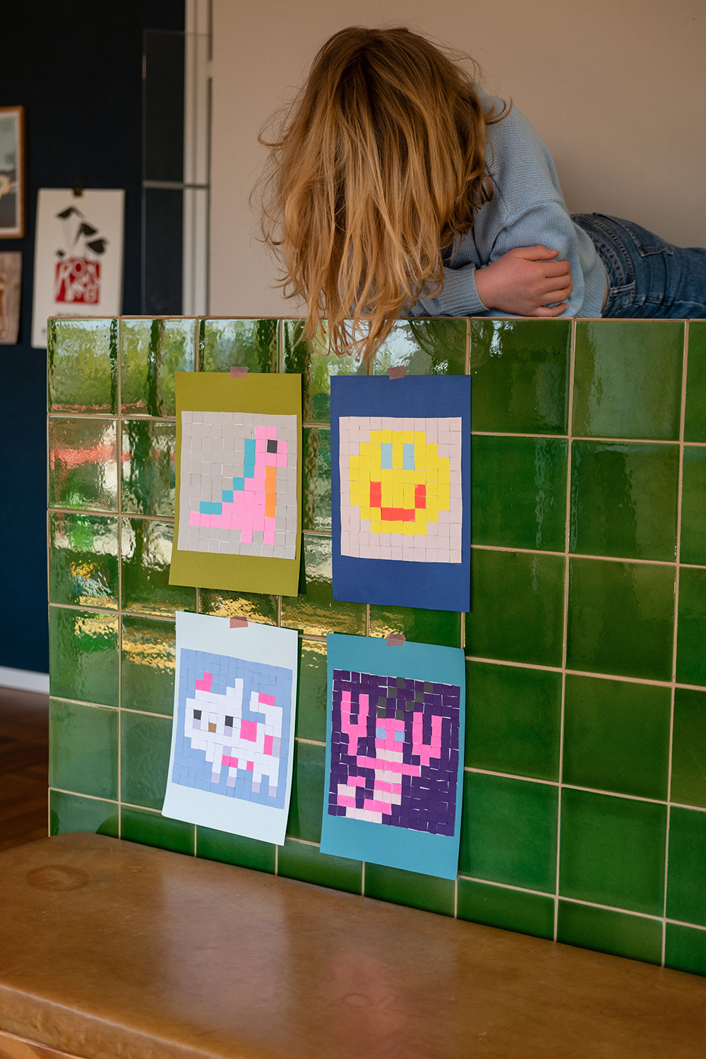 Wir kleben nach Zahlen und Symbolen und machen Pixel-Art.