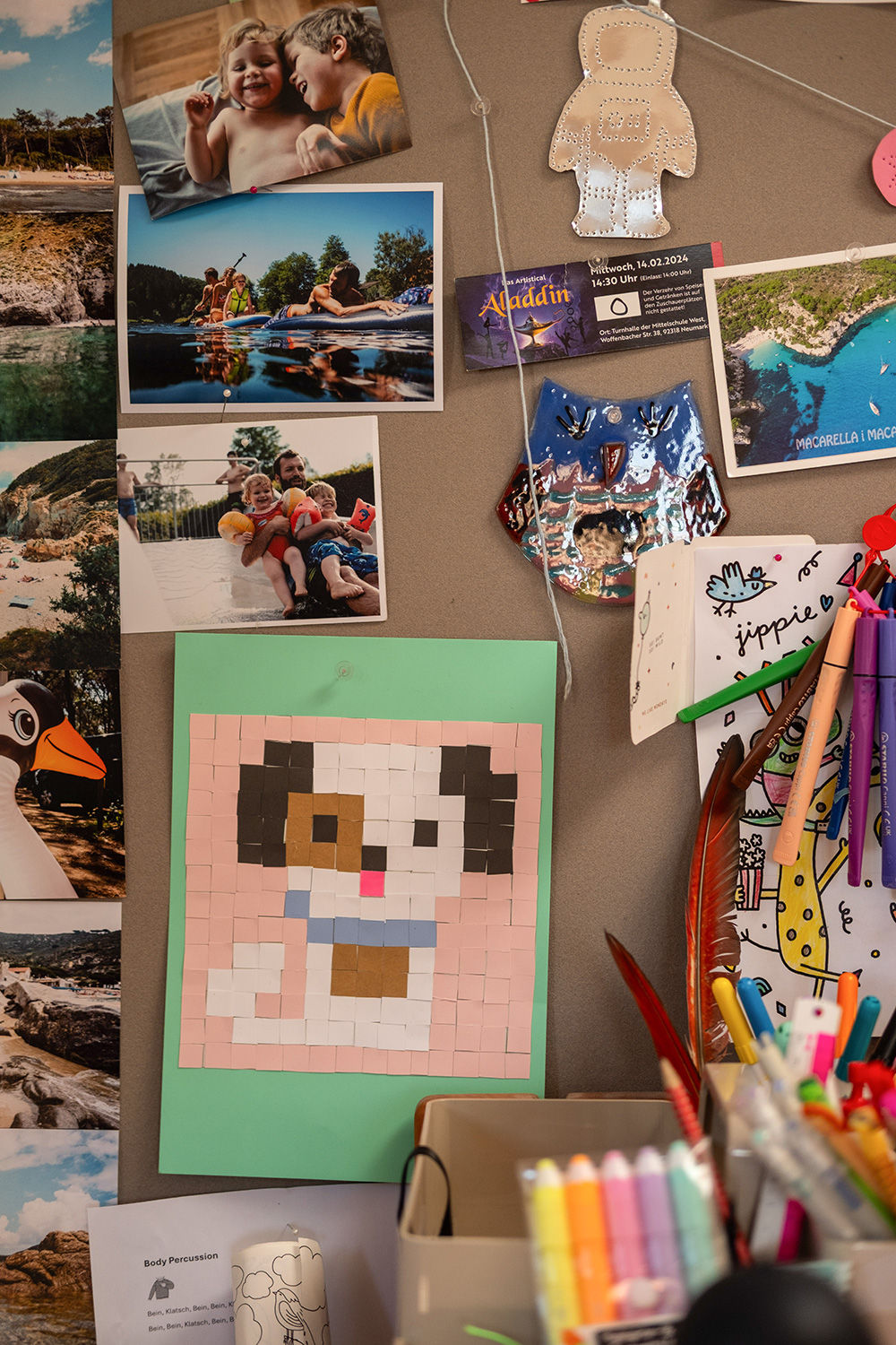 Wir kleben nach Zahlen und Symbolen und machen Pixel-Art.