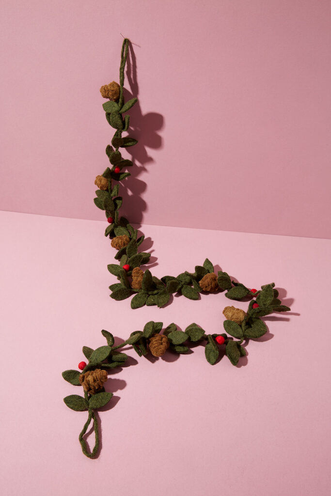 Wollfilz-Girlande "Red Berries & Cones"