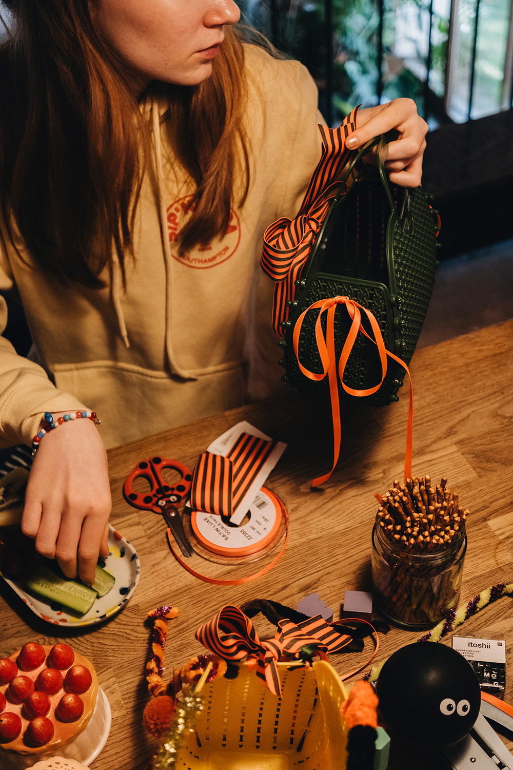Trick or Treat: Lass uns Halloween-Körbchen zum Süßigkeiten sammeln basteln.