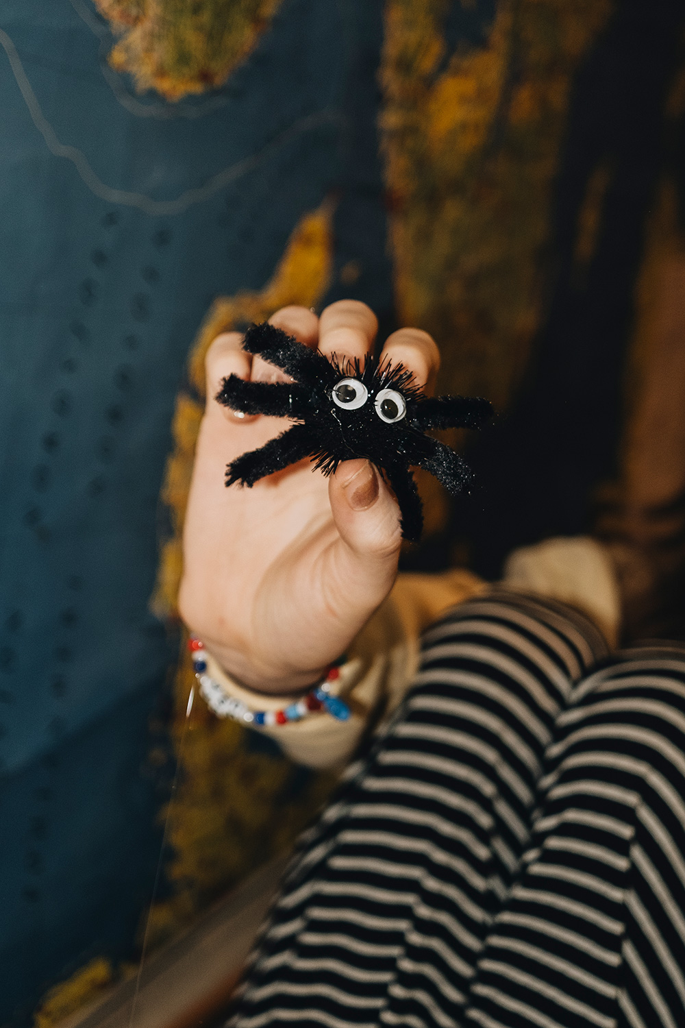 Trick or Treat: Lass uns Halloween-Körbchen zum Süßigkeiten sammeln basteln.