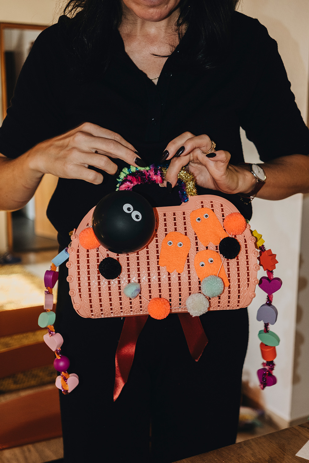Trick or Treat: Lass uns Halloween-Körbchen zum Süßigkeiten sammeln basteln.