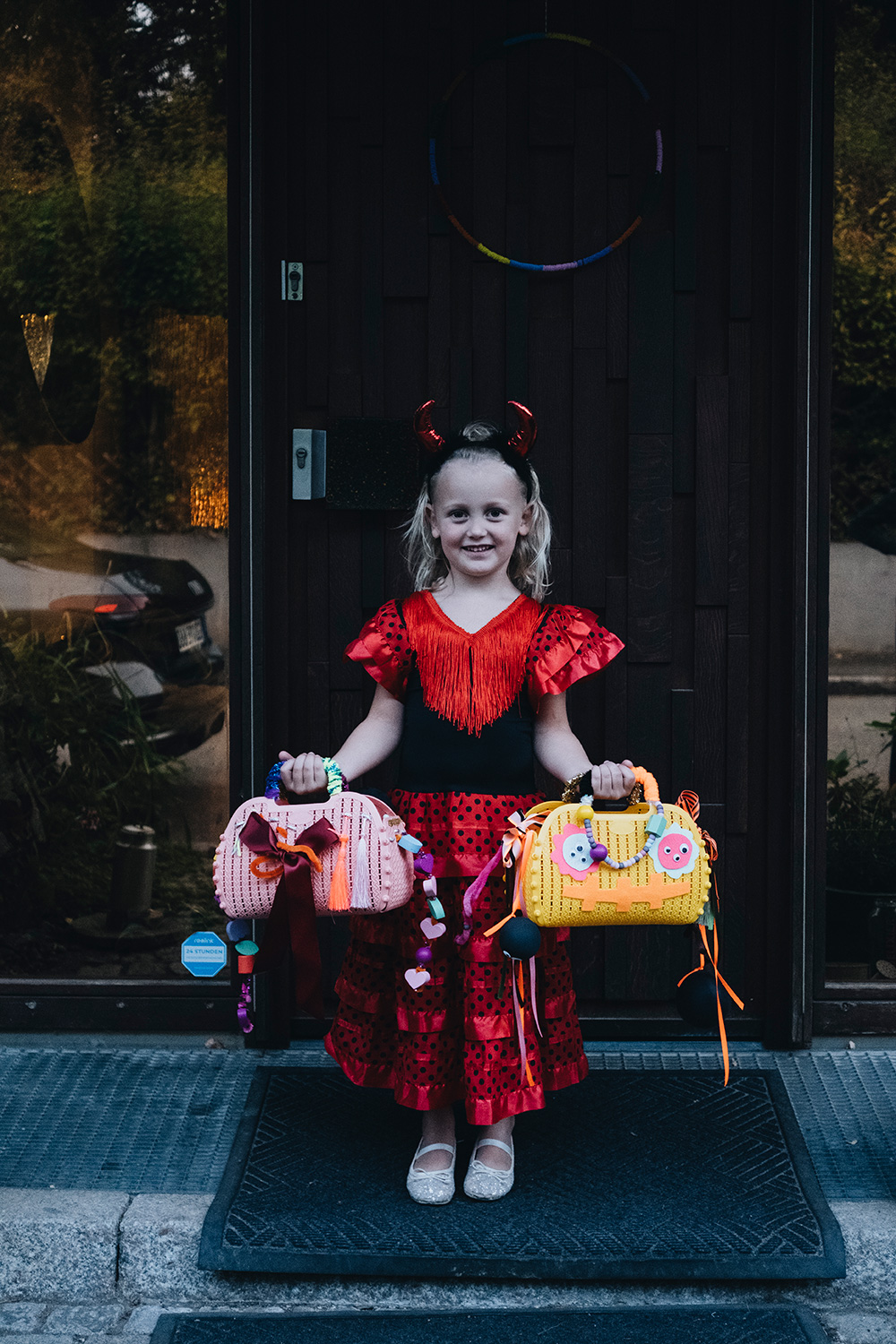 Trick or Treat: Lass uns Halloween-Körbchen zum Süßigkeiten sammeln basteln.