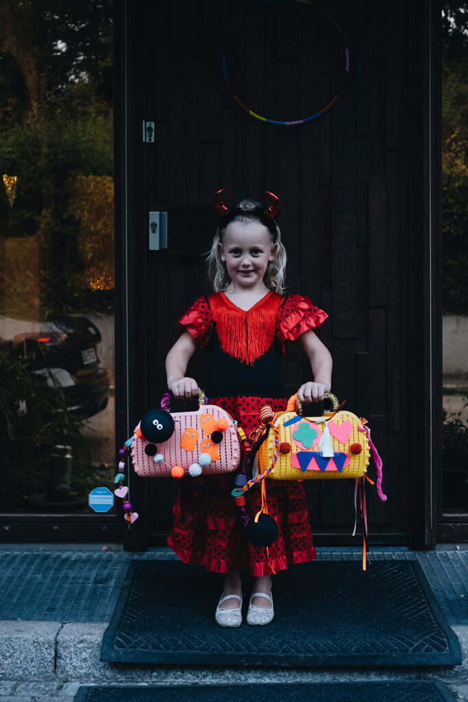 Trick or Treat: Lass uns Halloween-Körbchen zum Süßigkeiten sammeln basteln.