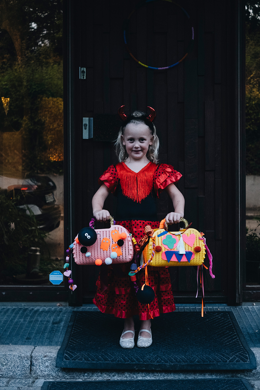 Trick or Treat: Lass uns Halloween-Körbchen zum Süßigkeiten sammeln basteln.